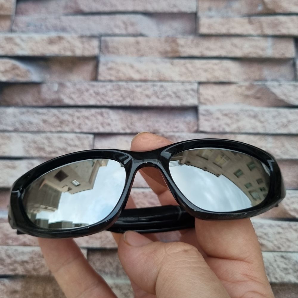 قیمت عینک آفتابی بچه گانه مدل بیضی مشکی عدسی نقره ای