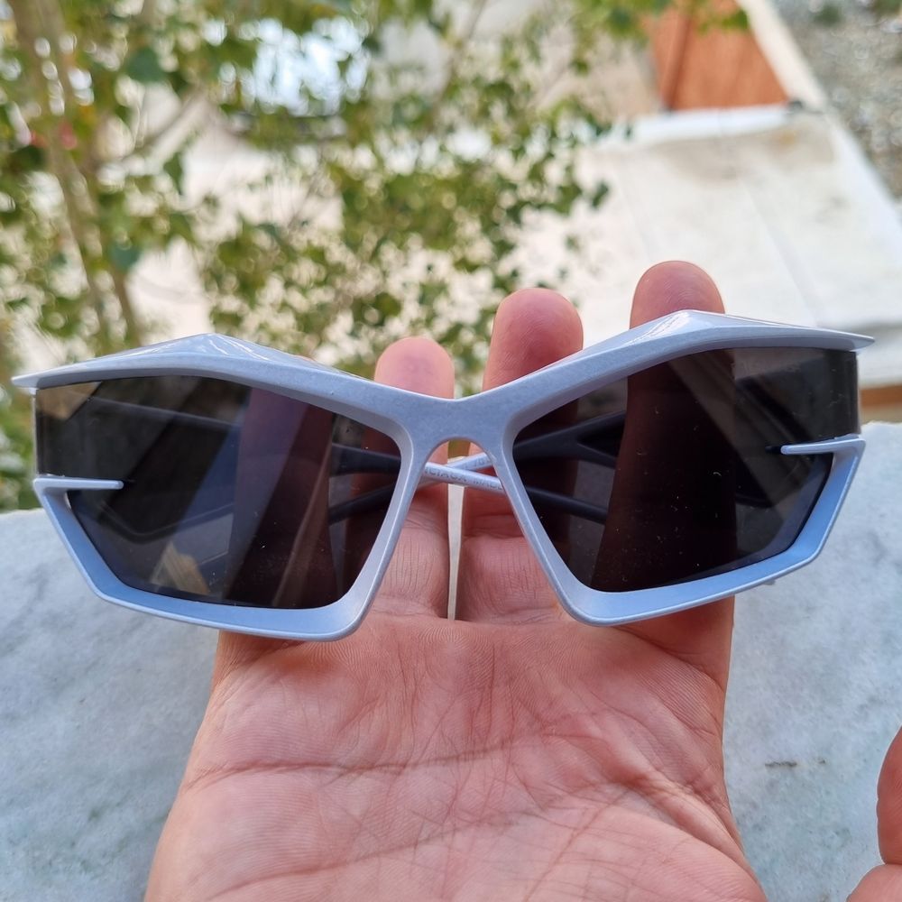 فروش اینترنتی عینک آفتابی بالنسیاگاه رنگ نقره ای مشکی