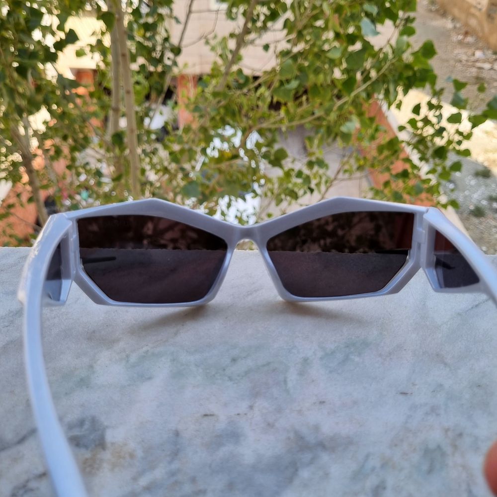 فروش اینترنتی عینک آفتابی بالنسیاگاه رنگ نقره ای مشکی