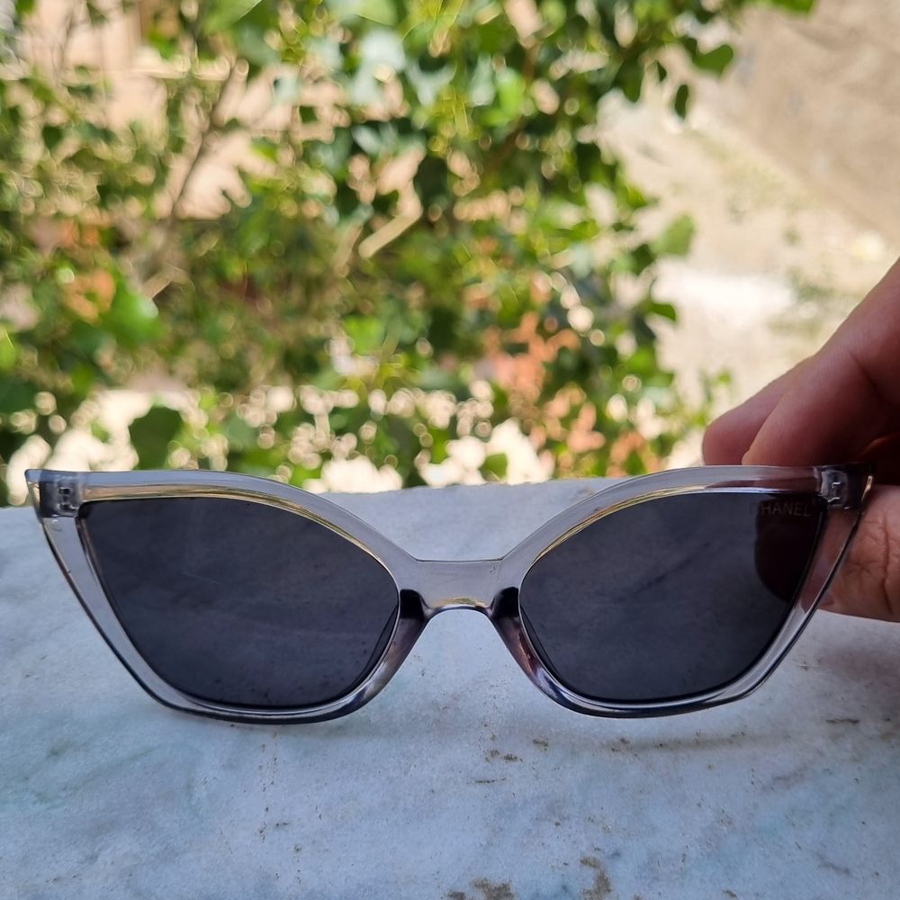 مشخصات عینک آفتابی زنانه چنل رنگ طوسی