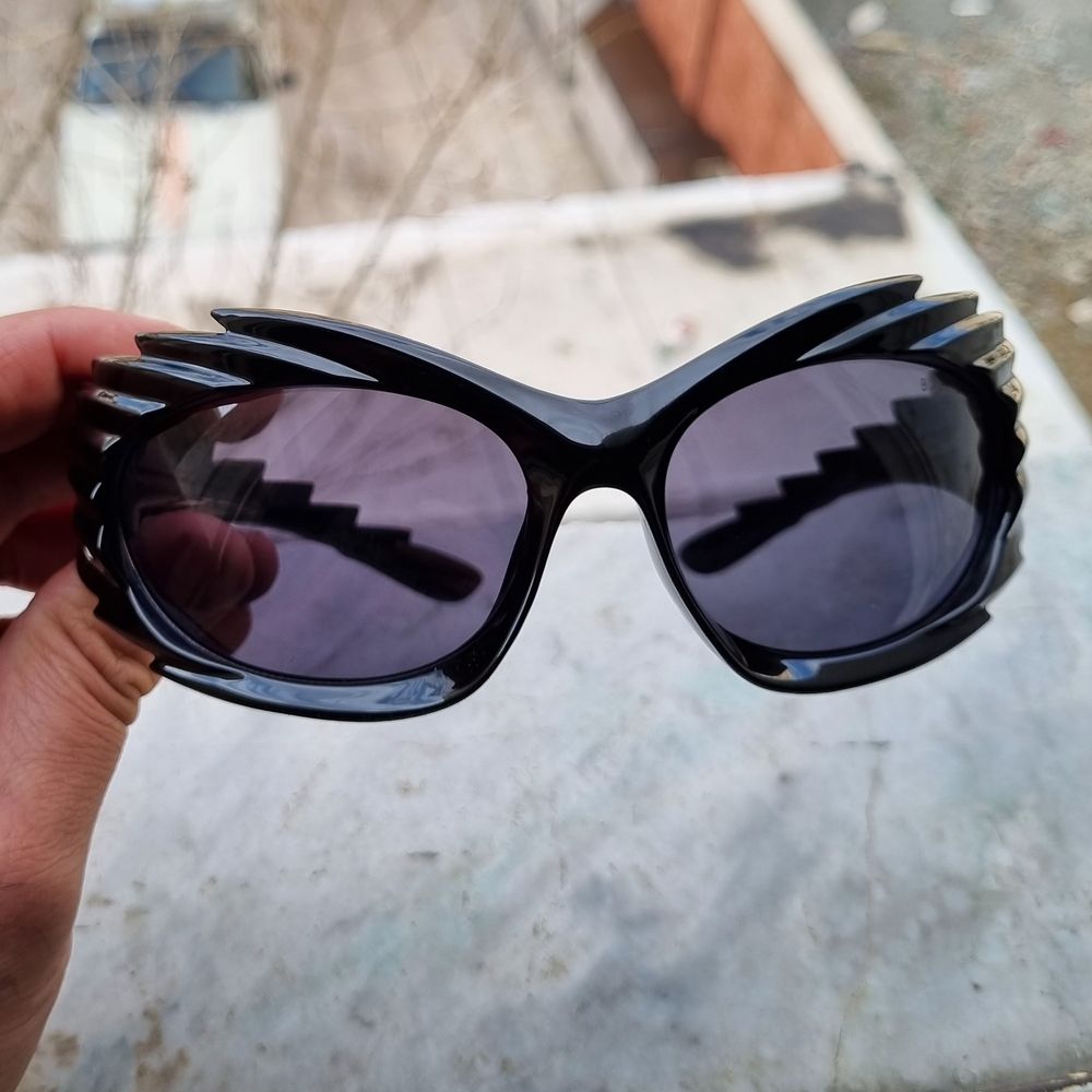 مشخصات عینک آفتابی مارک بالنسیاگاه رنگ مشکی