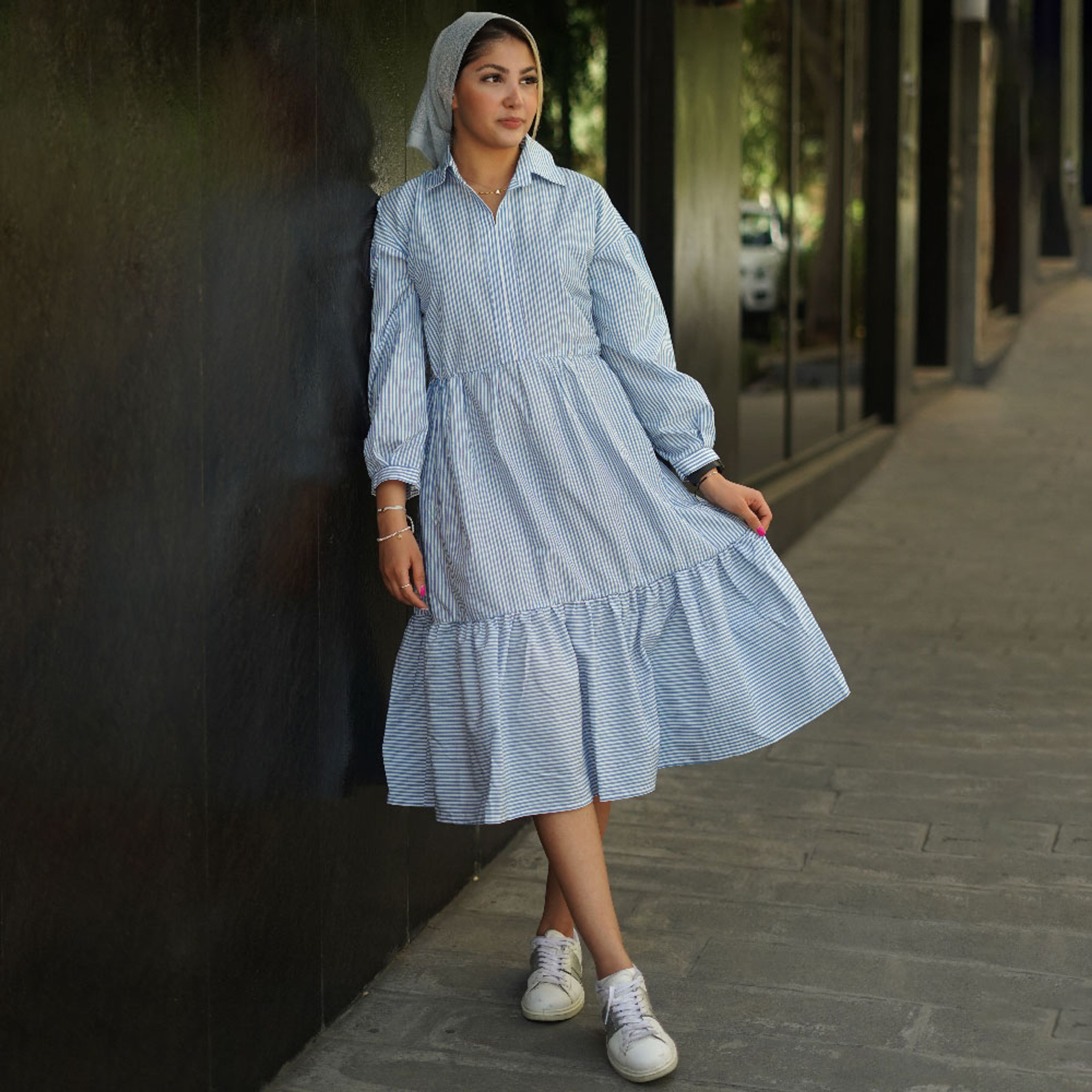 خرید اینترنتی قیمت پیراهن زنانه راه‌راه آبی با طراحی چین‌دار – ترند ۲۰۲۵