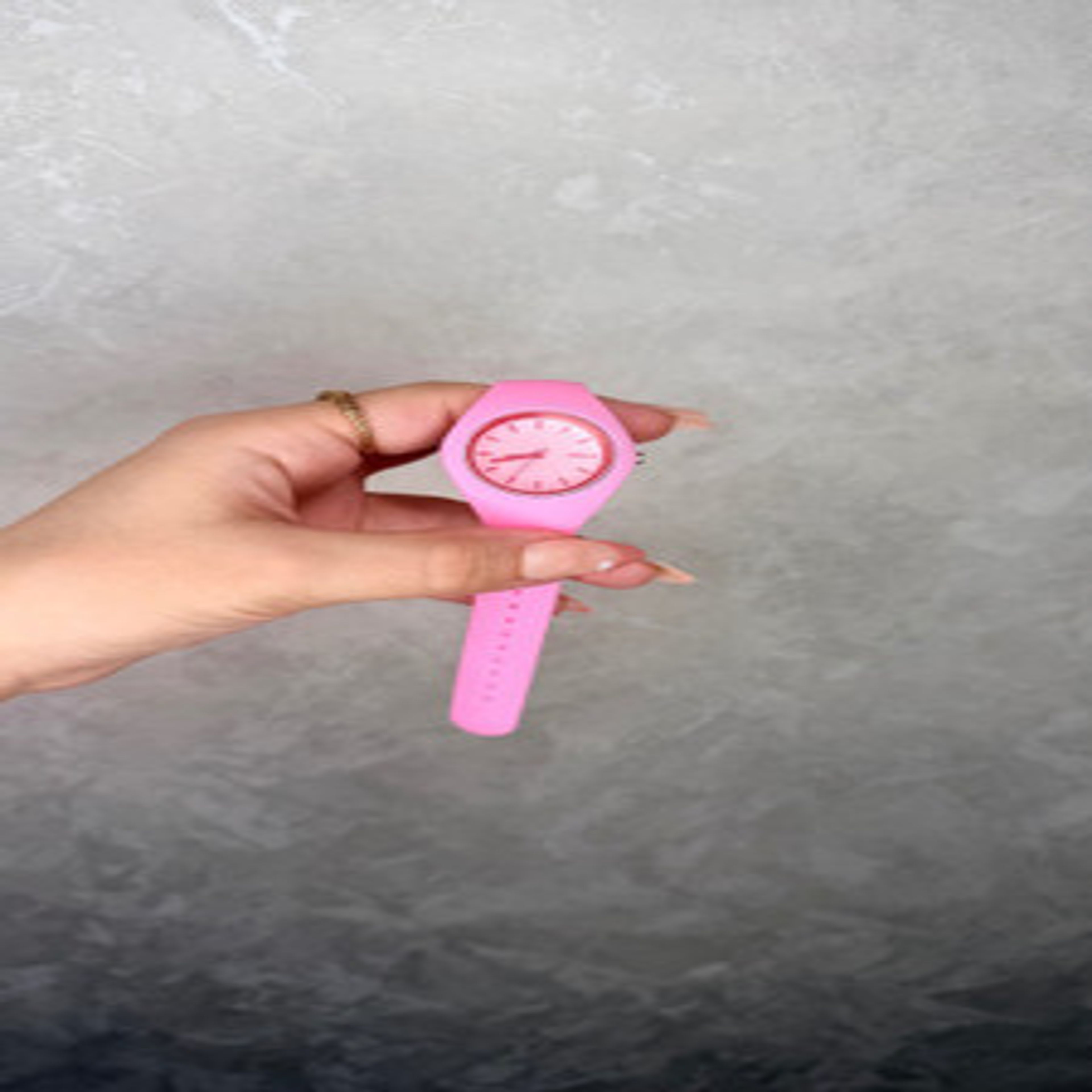 فروش اینترنتی ساعت زنانه آنّا Pink – مناسب استایلهای اسپرت و کژوال