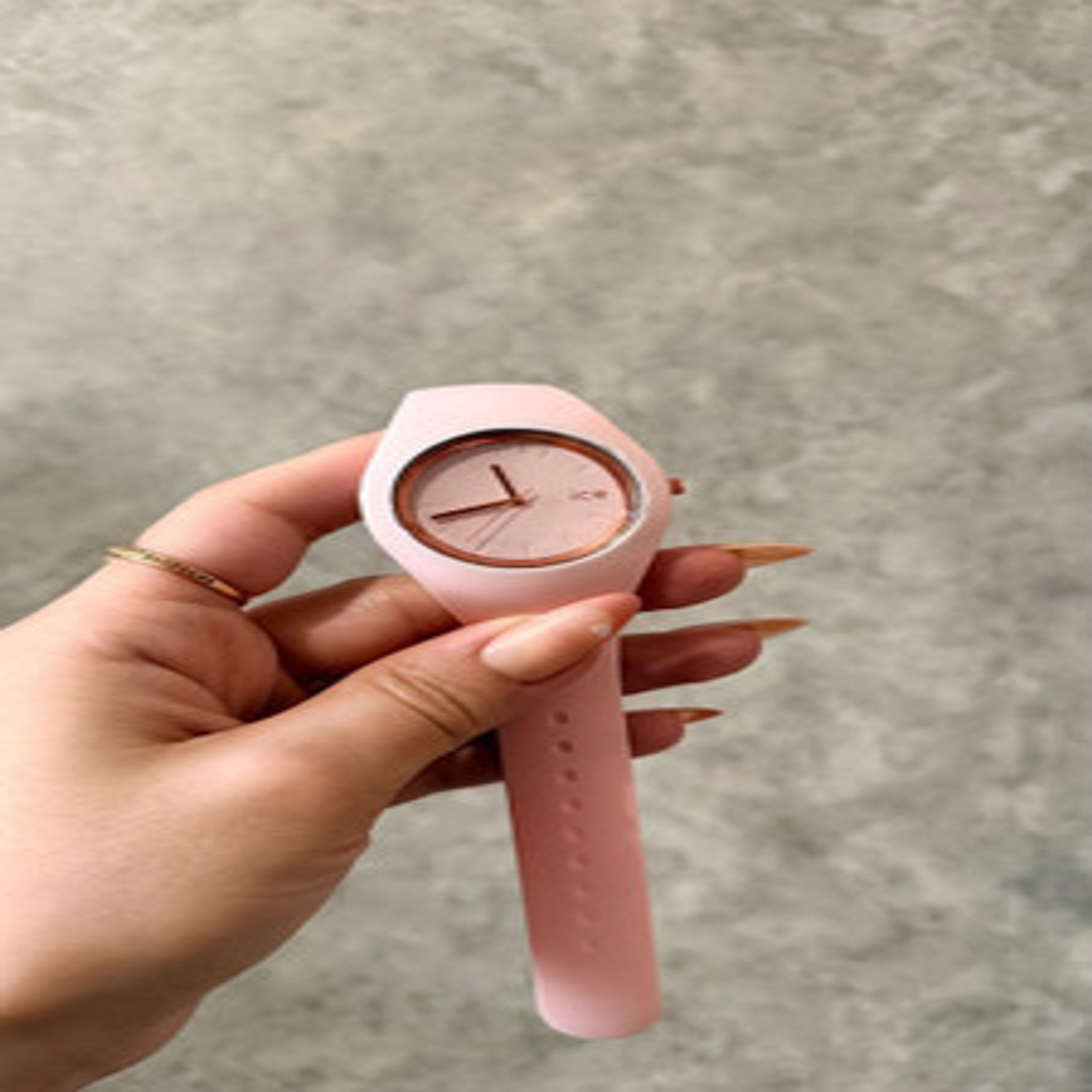 خرید آنلاین ساعت زنانه IceWatch رزگلد بند سیلیکونی صورتی | طراحی مدرن و شیک
