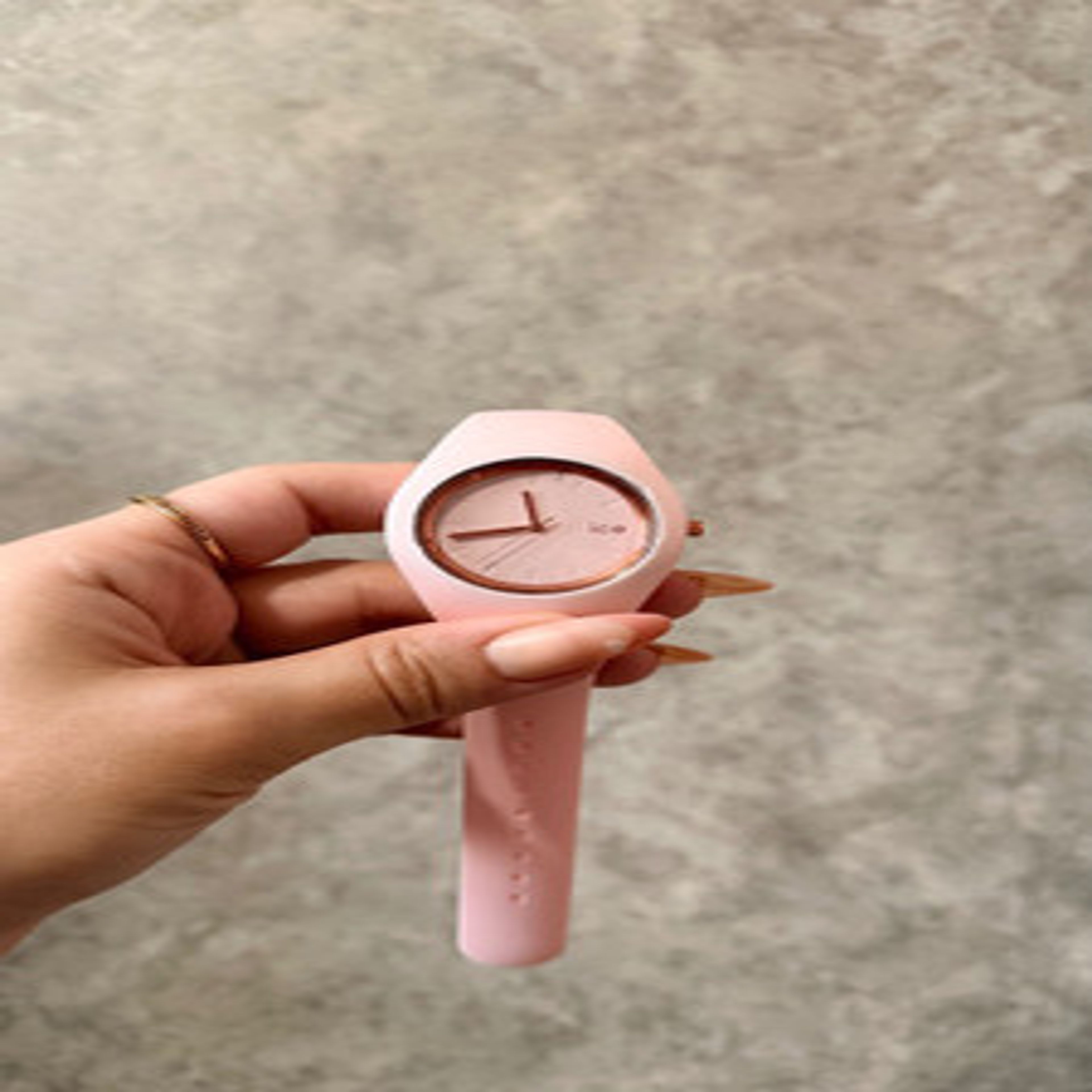 مشخصات ساعت زنانه IceWatch رزگلد بند سیلیکونی صورتی | طراحی مدرن و شیک