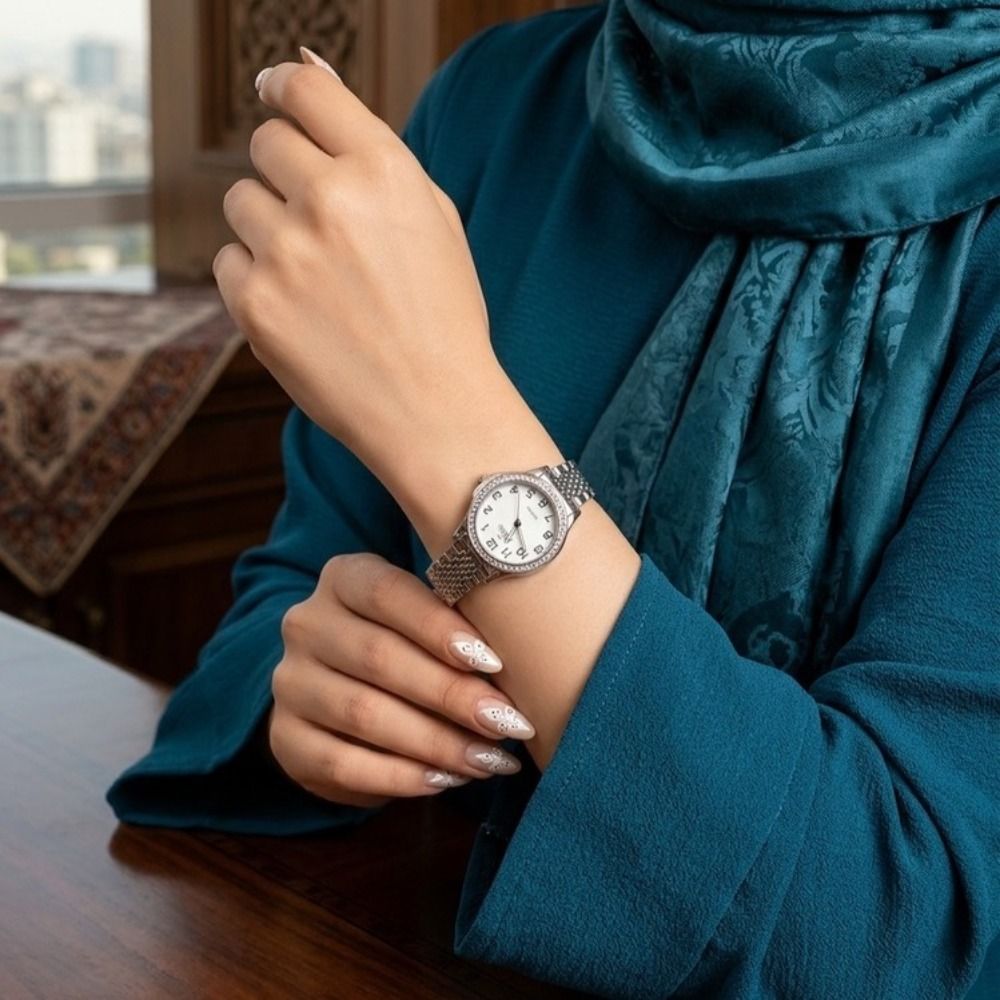 مشخصات ساعت مچی عقربه‌ای زنانه طرح کلاسیک بند کریستالی بافتی نقره‌ای