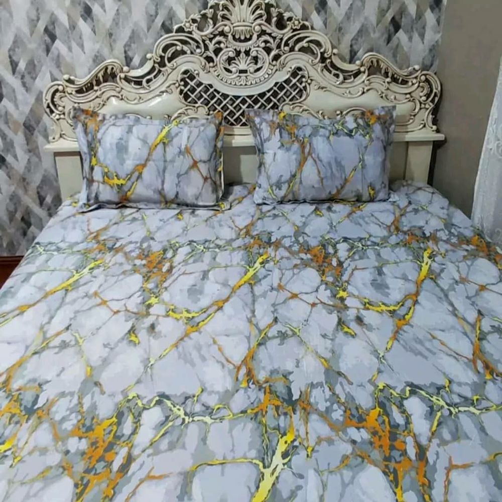 خرید اینترنتی قیمت کاور تخت دو نفره کش دوزی شده برند خوشنام هگمتان طرح مرمر سفید کد 001